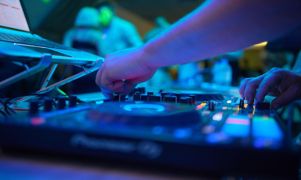 How hiring a Sizzle dj for corporate events transforms company culture and engagement